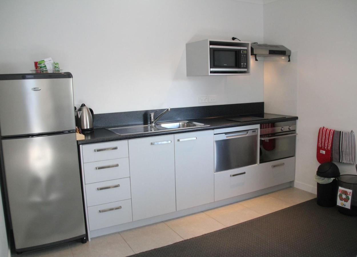 Pukekura Motor Lodge New Plymouth Esterno foto A kitchen in a student apartment