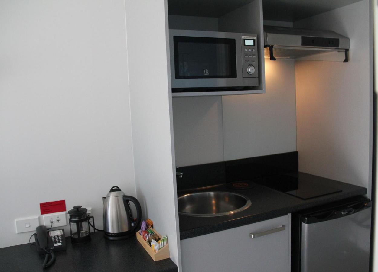 Pukekura Motor Lodge New Plymouth Esterno foto A kitchenette in a hotel room