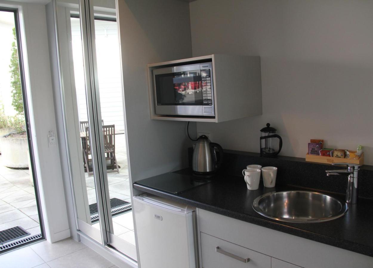 Pukekura Motor Lodge New Plymouth Esterno foto A microwave oven in a kitchen