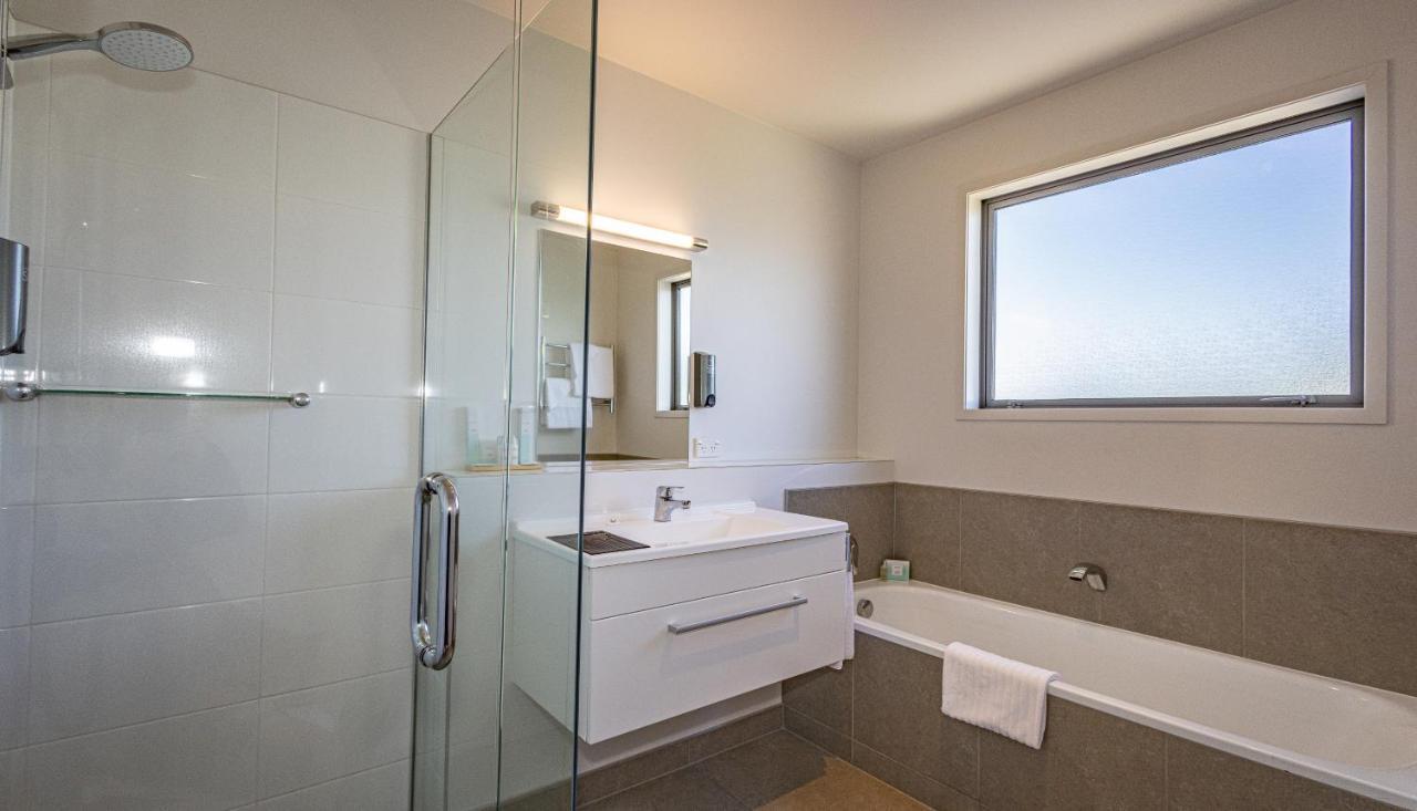 Pukekura Motor Lodge New Plymouth Esterno foto A modern bathroom